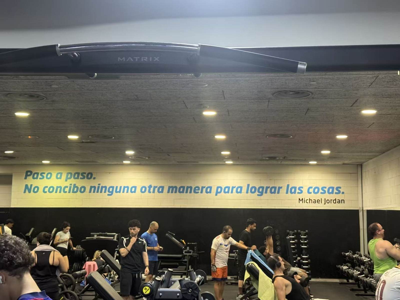 健身房墙上，乔丹的西班牙语名言：Paso a paso. No concibo ninguna otra manera para lograr las cosas. —— 一步一个脚印，除此之外，我想不出做成事情的第二种办法。