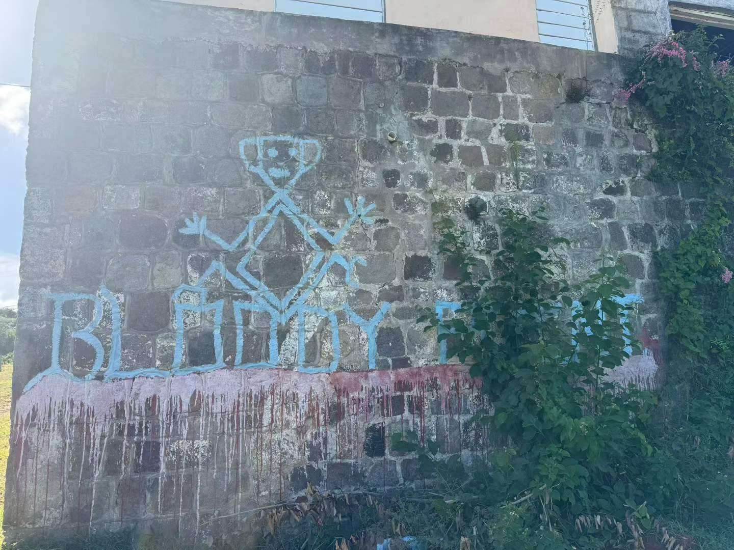 石墙上的涂鸦,红漆像干了很久的血