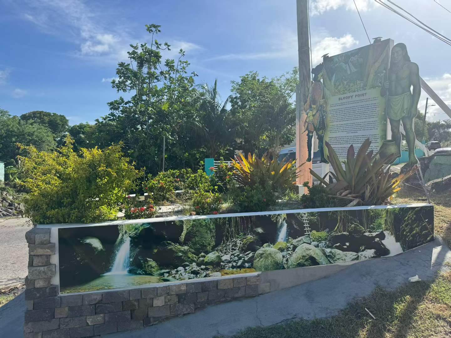 它就在路边。车照样开,风照样吹